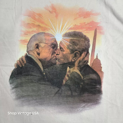 2006 George Bush Kissing Bill Clinton by Alex Ross Graphitti T-Shirt Medium Rare Thrifted