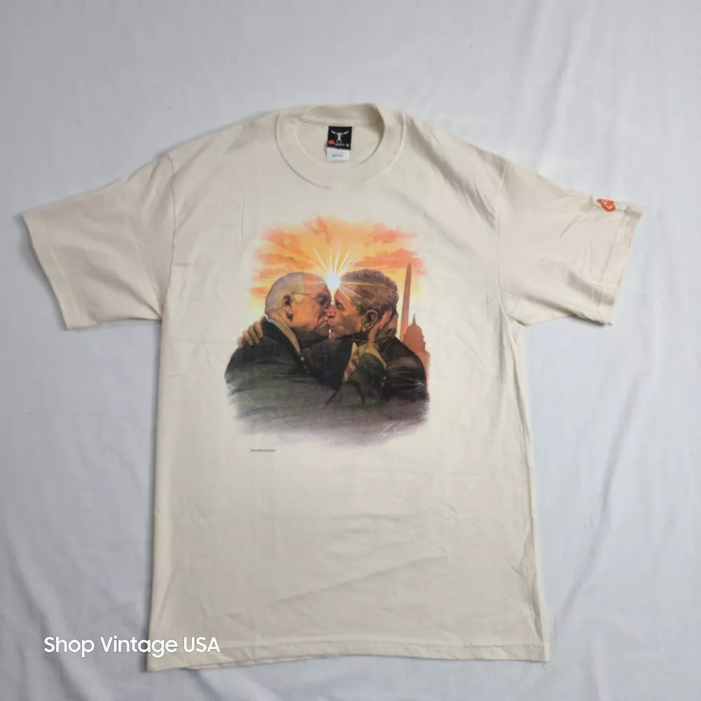 2006 George Bush Kissing Bill Clinton by Alex Ross Graphitti T-Shirt Medium Rare Thrifted